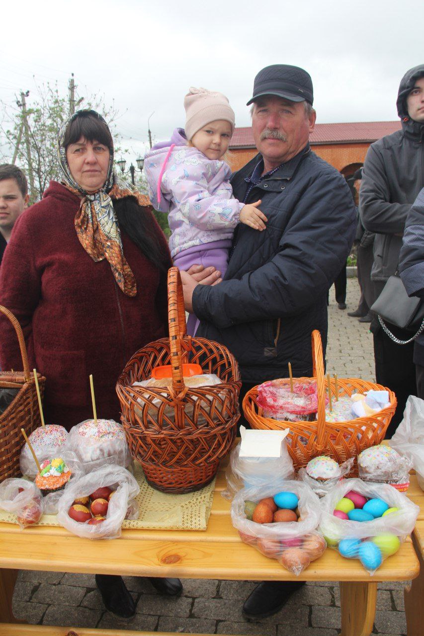 Освящение пасхальных куличей и другой снеди в храме Трёх Святителей |  16.04.2023 | Ленинградская - БезФормата