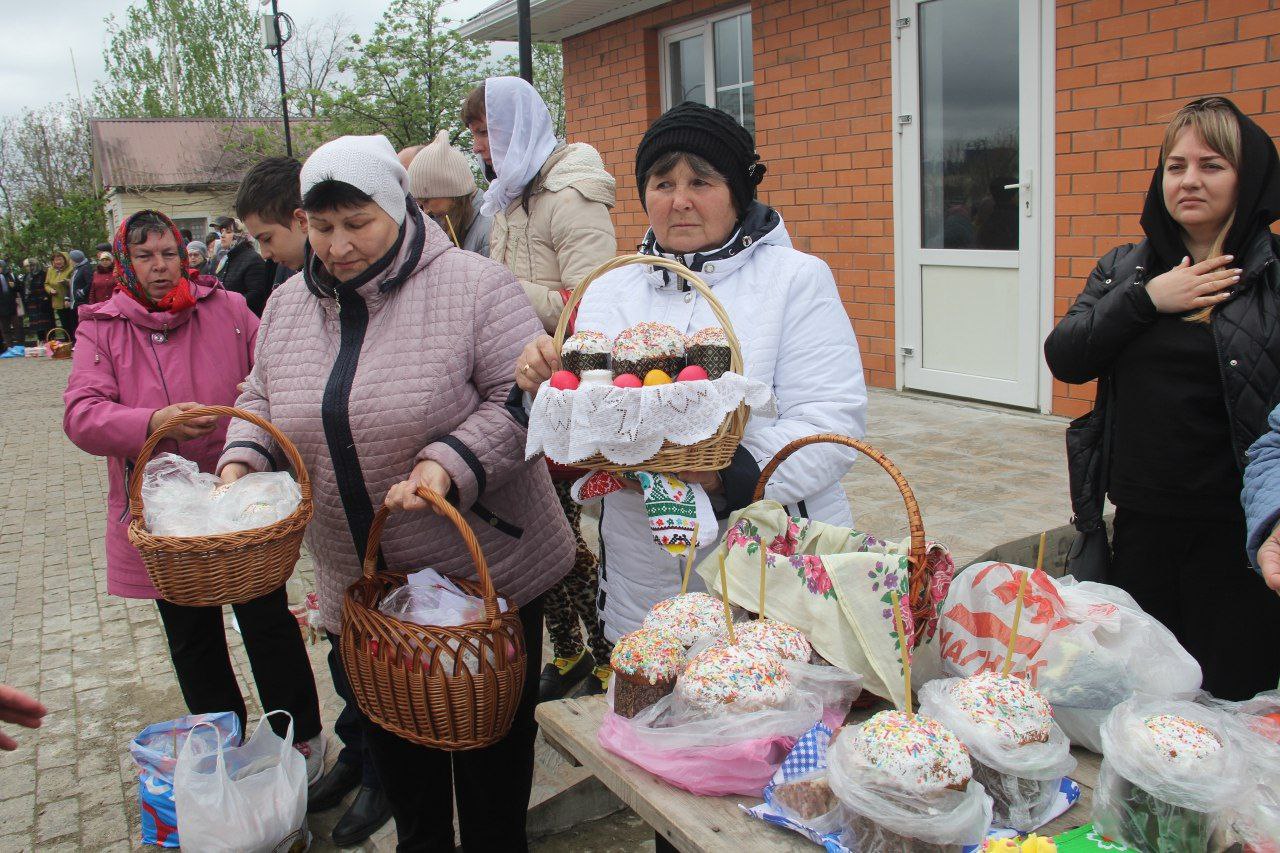 Освящение пасхальных куличей и другой снеди в храме Трёх Святителей |  16.04.2023 | Ленинградская - БезФормата