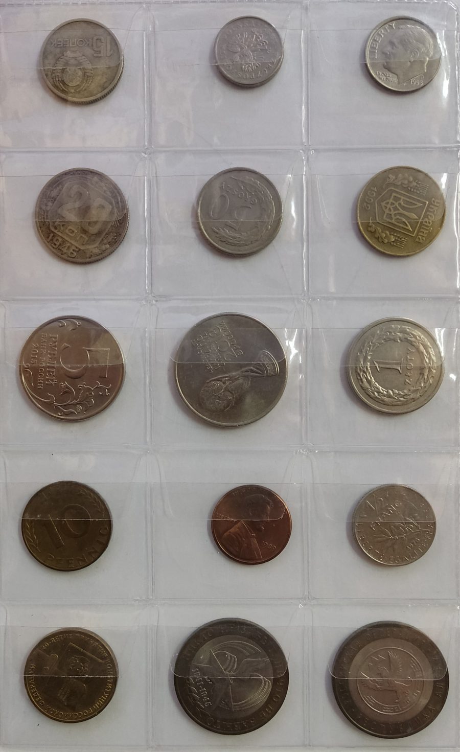 На столе в виде треугольника выложены 28 монет одинакового размера